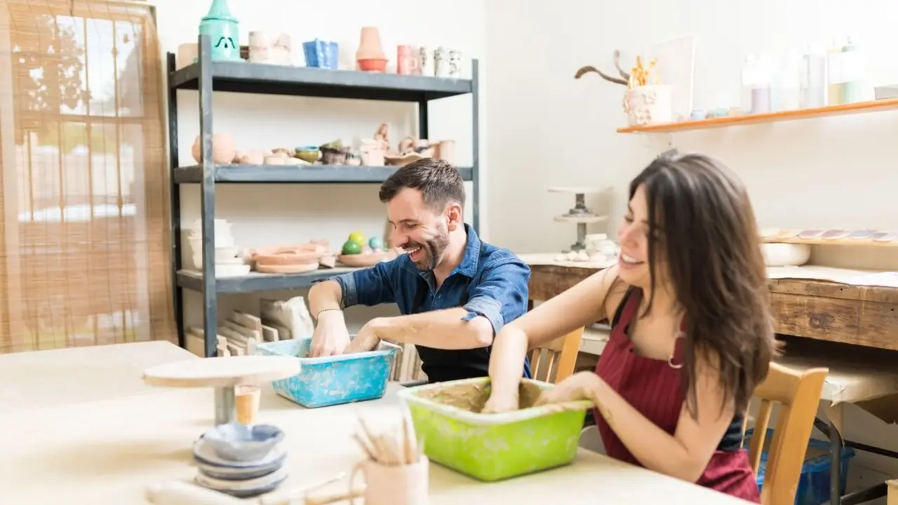 Dos personas en un taller de cocina. Imagen de archivo.