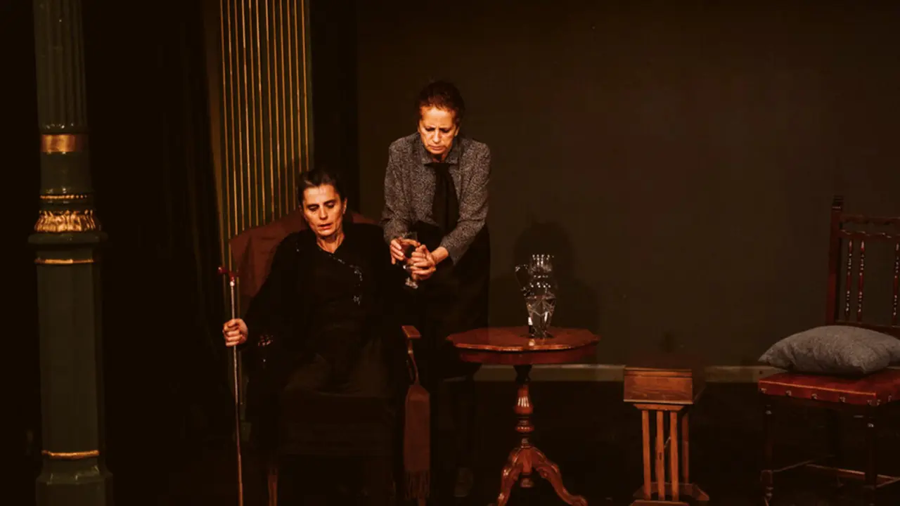 Un momento de 'Bernarda y Poncia'. Imagen de Teatro Lara.