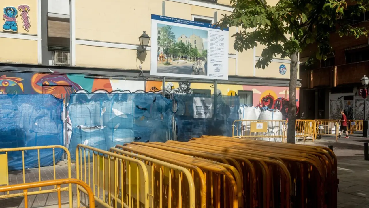 Obras de remodelaci&oacute;n en la plaza del Rastrillo, a 8 de agosto de 2025, en Madrid (Espa&ntilde;a). Imagen de EP.