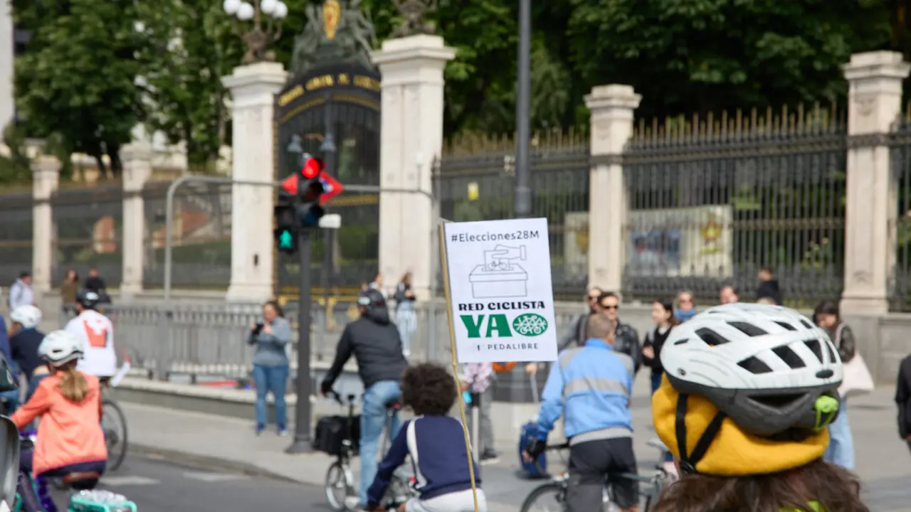 Varias personas en bicicleta participan en una bicifestaci&oacute;n en Cibeles, a 21 de mayo de 2023, en Madrid (Espa&ntilde;a). Imagen de EP.