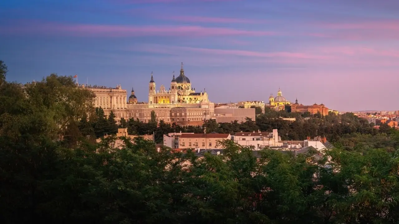 Vista de la Catedral de La Almudena desde el mirador del Templo de Dedod