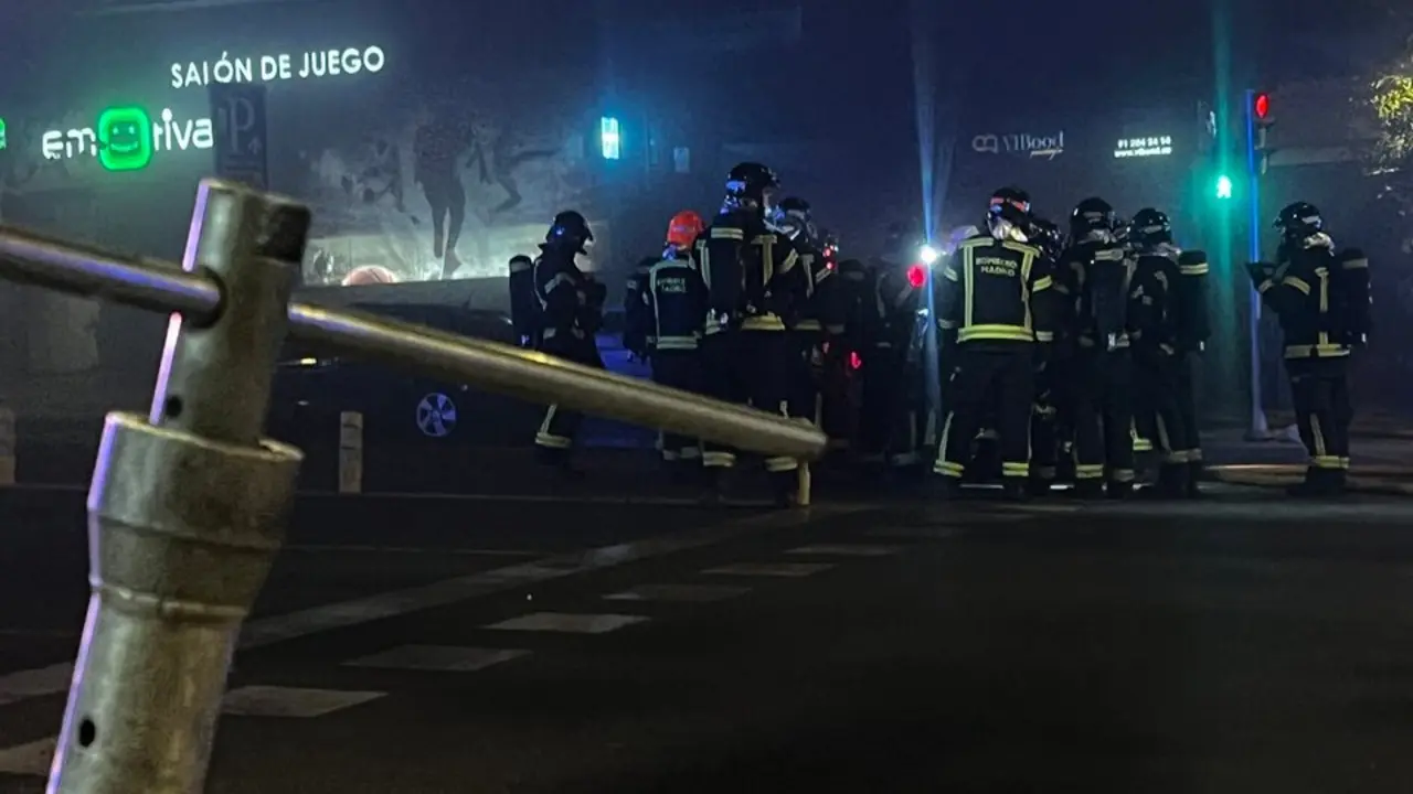 Bomberos desplazados a un incendio en un aparcamiento subterr&aacute;neo en la avenida del Mediterr&aacute;neo en Madrid.