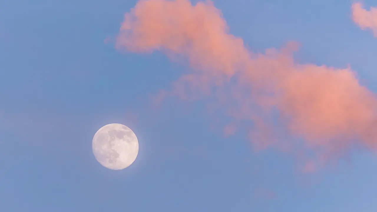 La luna llena en un atardecer. Imagen de archivo.