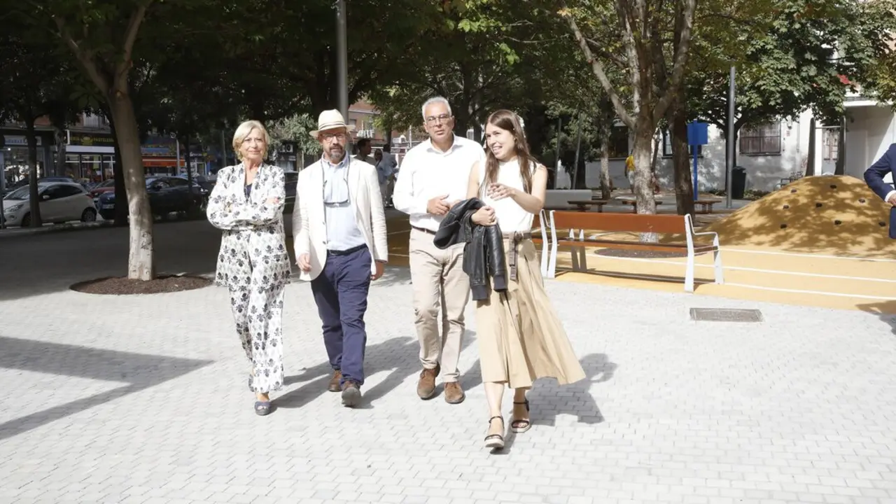La delegada de Obras y Equipamientos, Paloma Garc&iacute;a Romero, acompa&ntilde;ada por el concejal de Carabanchel, Carlos Izquierdo, visita la plaza del Valle de Oro. Imagen de EP.