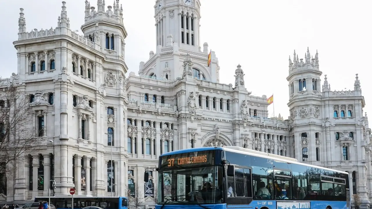 Autob&uacute;s pasnado por la plaza de Cibeles. Imagen del Ayuntamiento de Madrid