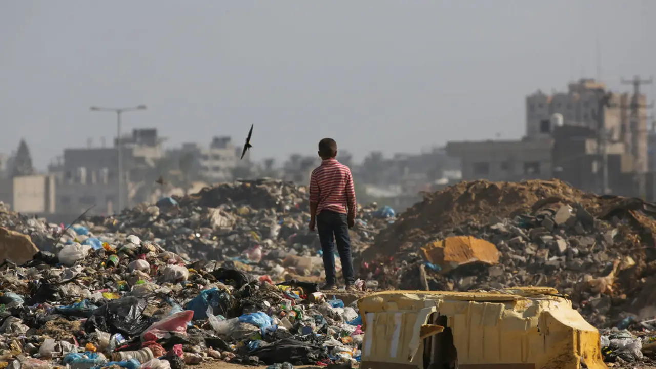 Una de las im&aacute;genes de la exposici&oacute;n. Un ni&ntilde;o ante residuos en Gaza.