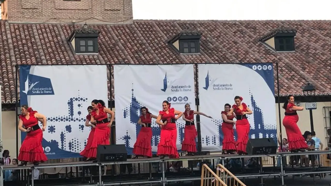 Baile en las fiestas de Sevilla la Nueva. Imagen del consistorio.