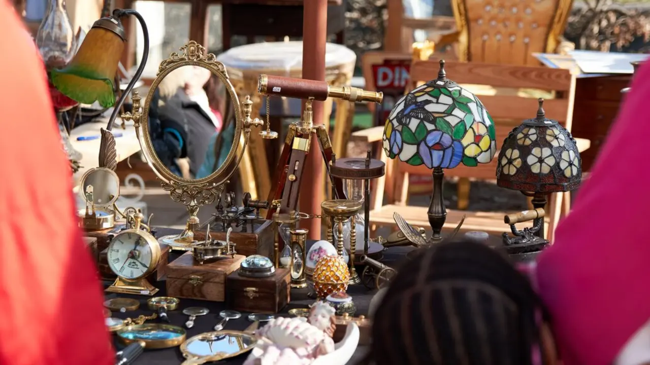 Un mercado de antig&uuml;edades en imagen de archivo.