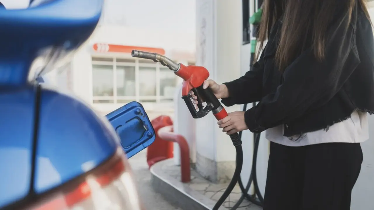Una persona repostando en una gasolinera. Imagen de archivo.