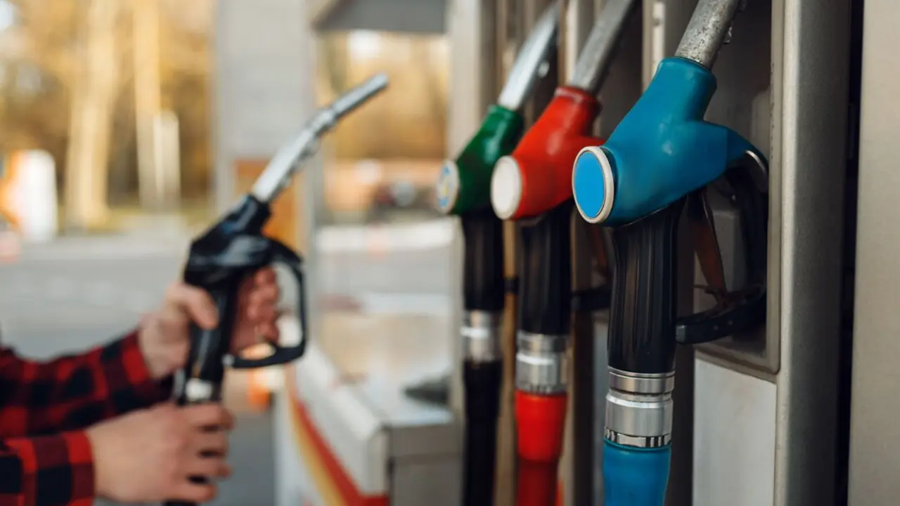 Una persona repostando en una gasolinera. Imagen de archivo.