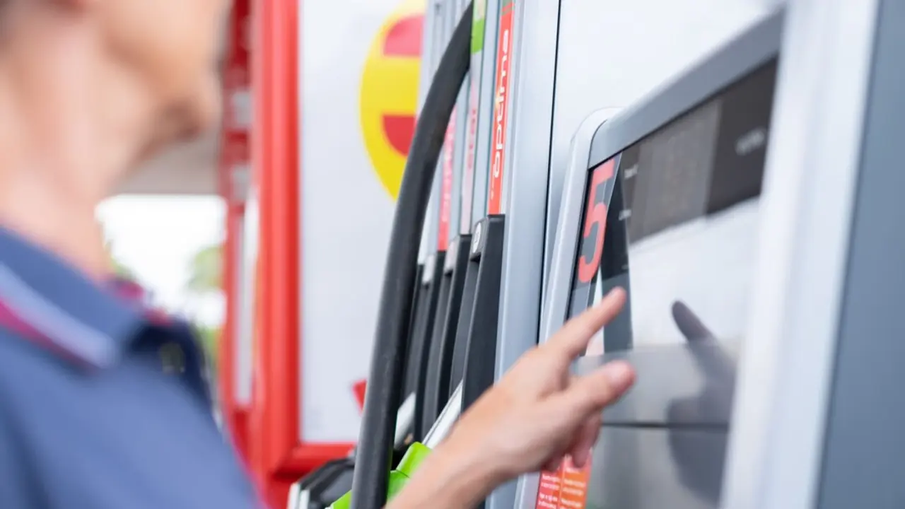 Una persona repostando en una gasolinera. Imagen de archivo.