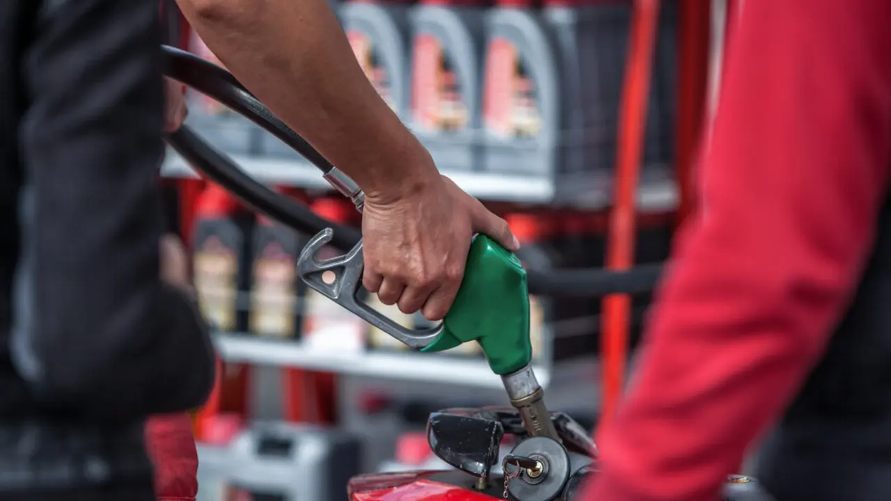 Una persona repostando en una gasolinera. Imagen de archivo.