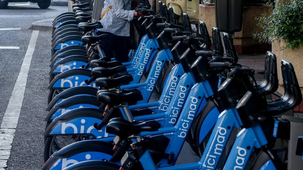 Varias bicicletas de bicimad aparcadas. EP.