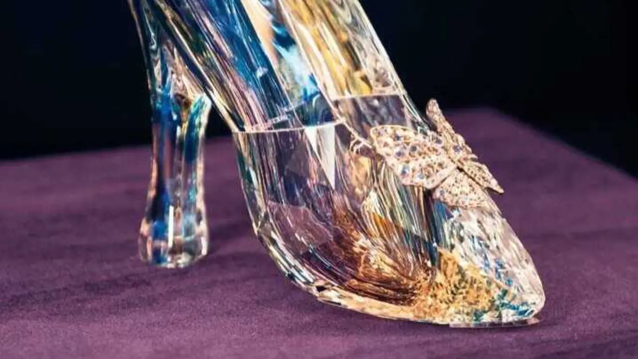 El zapato de Cenicienta en 'Disney: The Exhibition - 100 A&ntilde;os de Magia'.