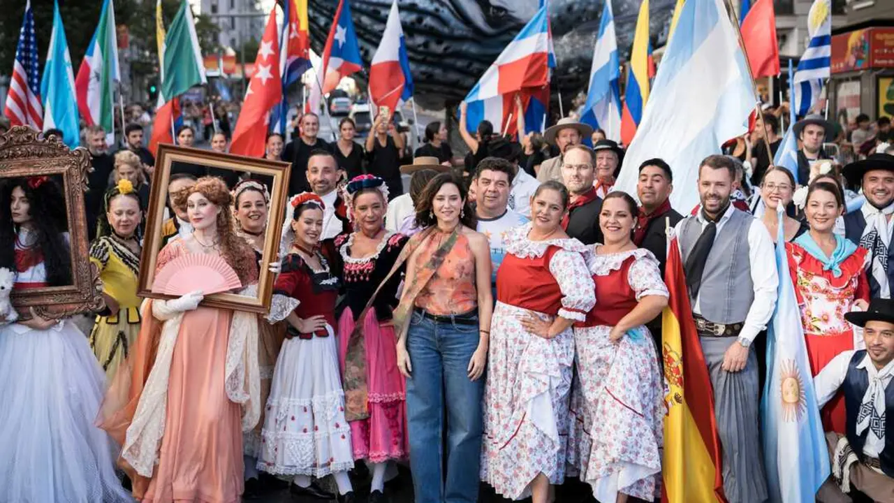 La presidenta de la Comunidad de Madrid, Isabel D&iacute;az Ayuso (c), durante la Cabalgata de la Hispanidad, a 5 de octubre de 2025, en Madrid (Espa&ntilde;a).