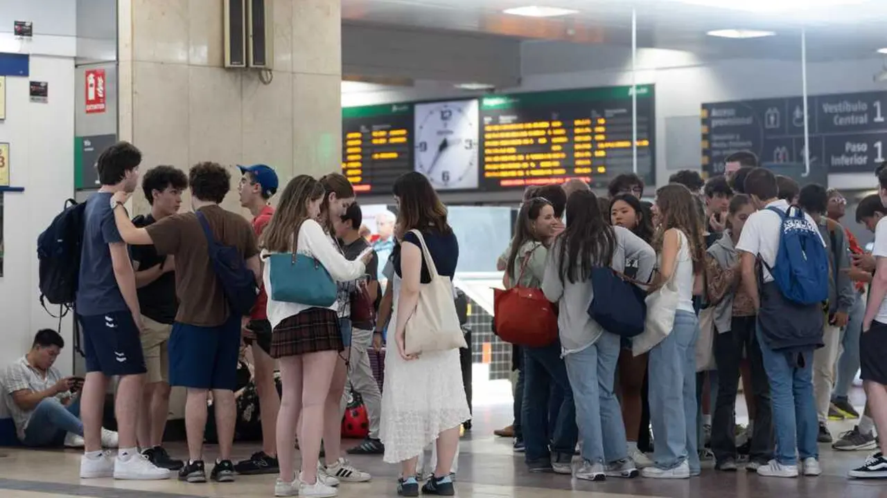 Varias personas en la estaci&oacute;n de Chamart&iacute;n, a 19 de junio de 2024, en Madrid (Espa&ntilde;a). Imagen de archivo.
