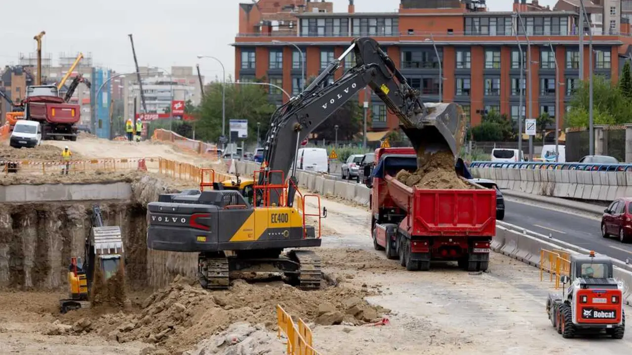 Operarios trabajando en las obras de la autov&iacute;a A5. Imagen de EP.