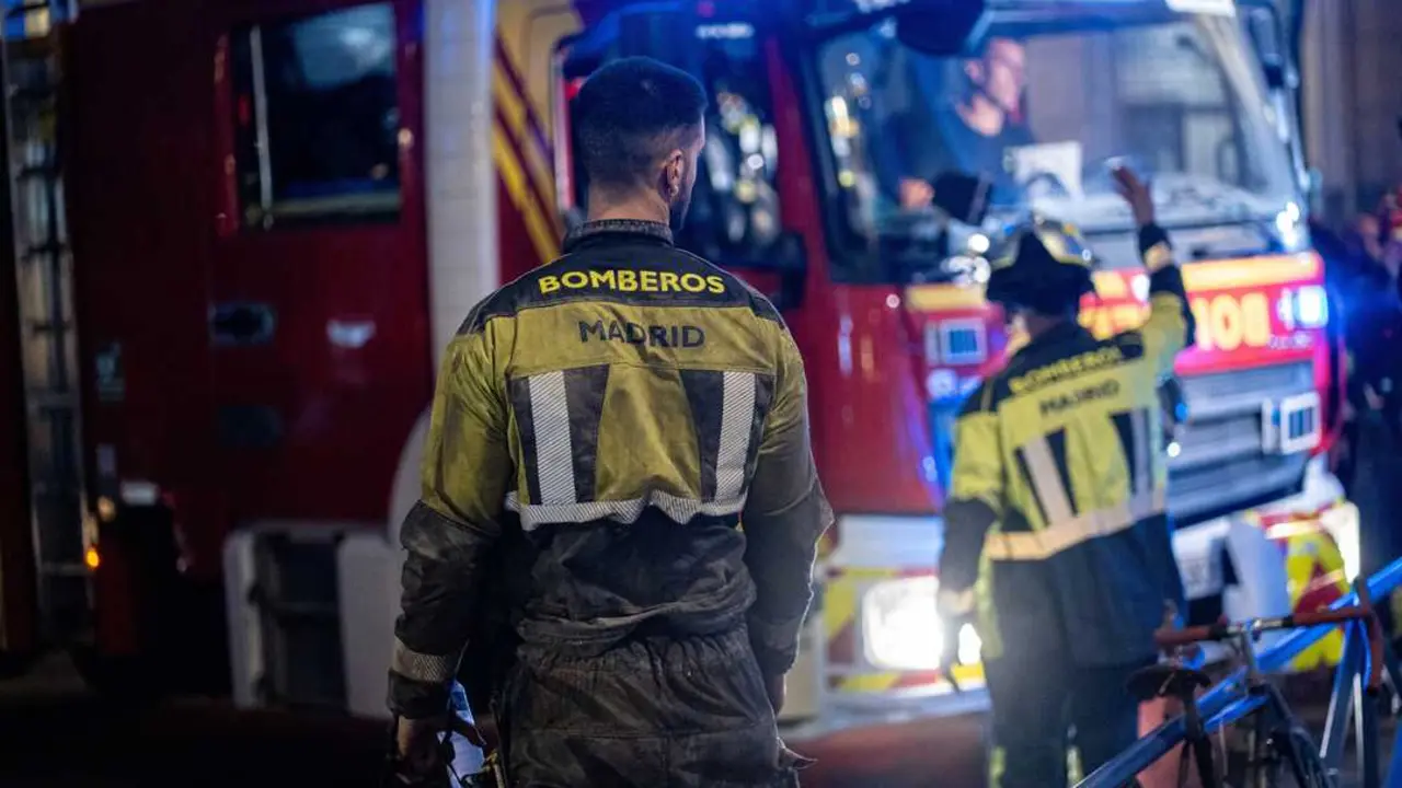 Varios bomberos de Madrid trabajan en las inmediaciones donde se ha derrumbado un edificio en obras, en la zona de &Oacute;pera. Imagen de EP.