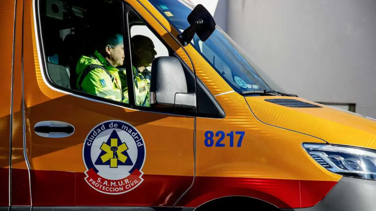 Una ambulancia sale de la Base 0 de SAMUR - Protecci&oacute;n Civil, en Casa de Campo, a 4 de enero de 2023, en Madrid (Espa&ntilde;a). Imagen de EP.