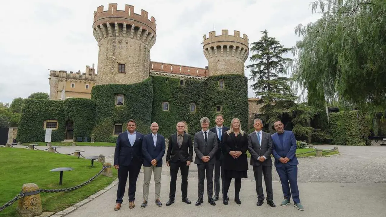 Foto de familia de la presentaci&oacute;n de la gira en el Castillo de Peralada. Imagen de EP.