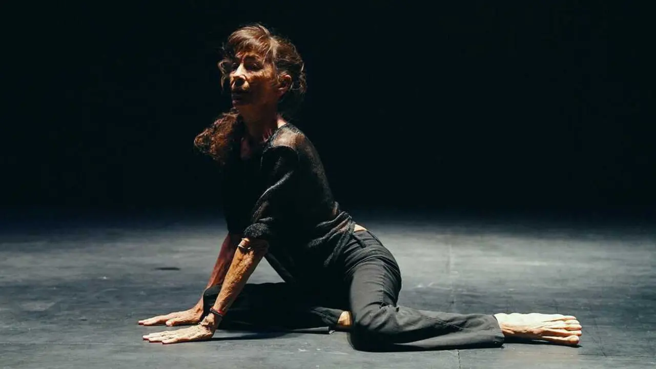 La core&oacute;grafa y bailarina Carmen Werner en un ensayo de Delicada ca&iacute;da. Imagen de Juan Carlos Toledo, cedida por Teatros del Canal.