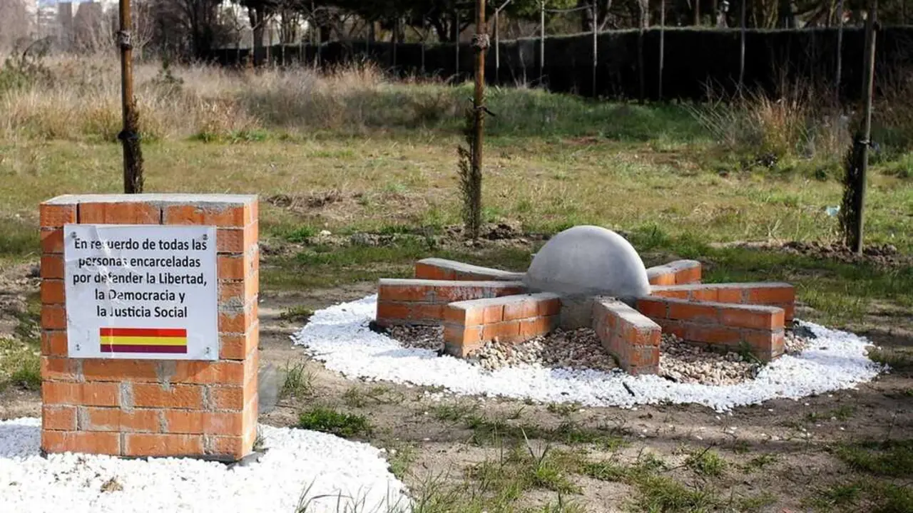 En el solar de la antigua prisi&oacute;n existe un 'memorial alternativo realizado por la Plataforma Ciudadana por la Memoria de la C&aacute;rcel de Carabanchel. Imagen de Memoria Gara.