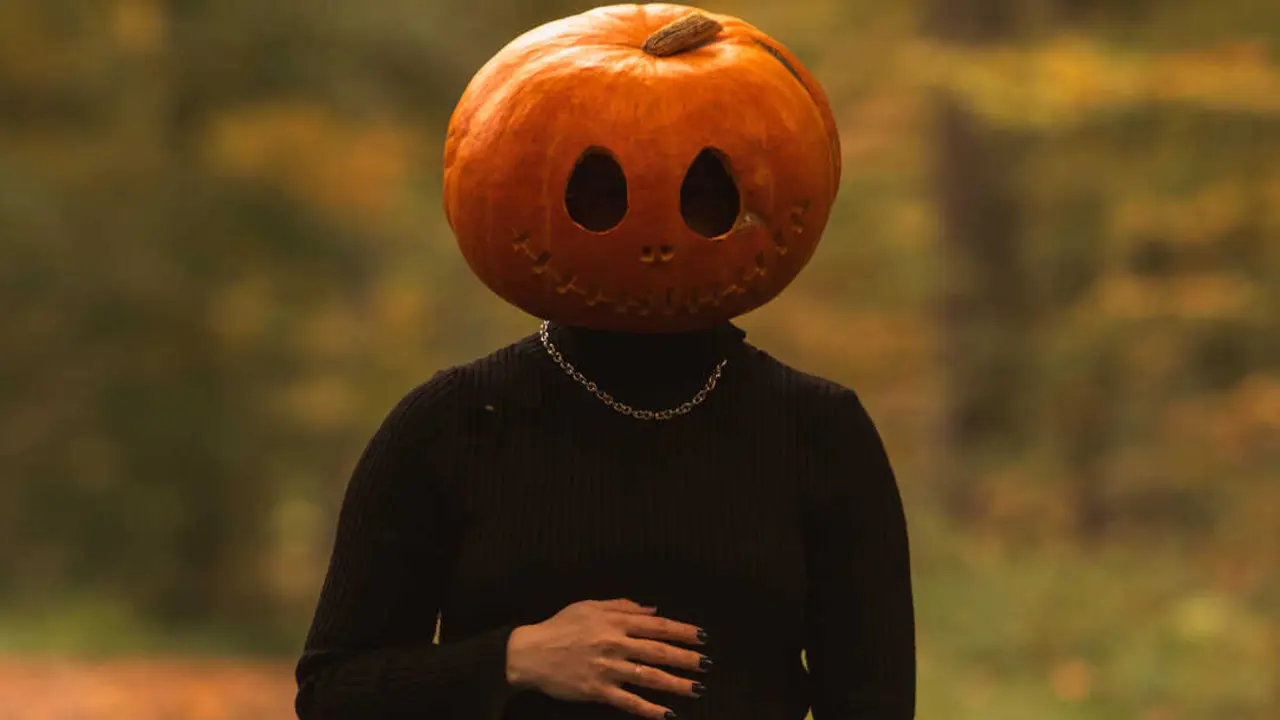 Un hombre disfrazado con una calabaza. Imagen de archivo.