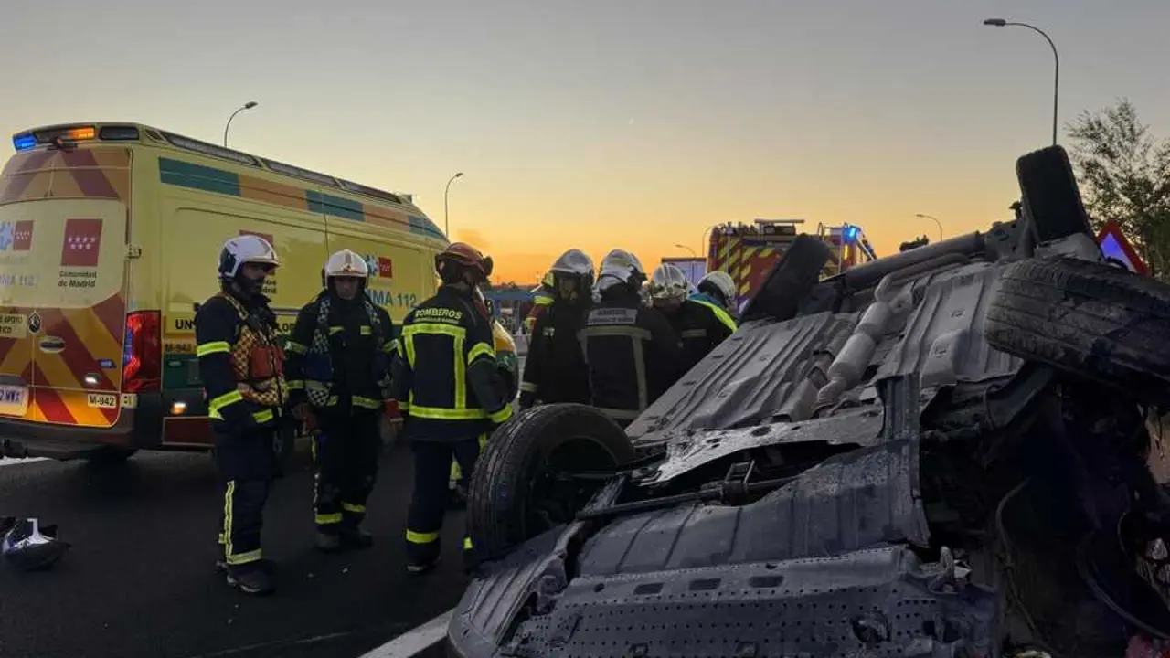 Un hombre de 61 a&ntilde;os, herido grave tras salirse de la v&iacute;a y volcar su veh&iacute;culo en la A-4. Imagen de Emergencias 112.