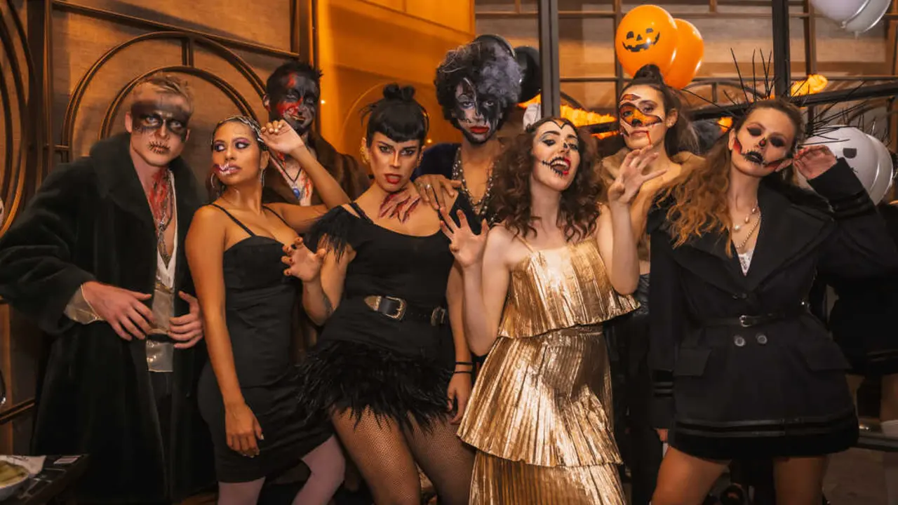 Personas disfrazadas para una fiesta de Halloween. Imagen de archivo.