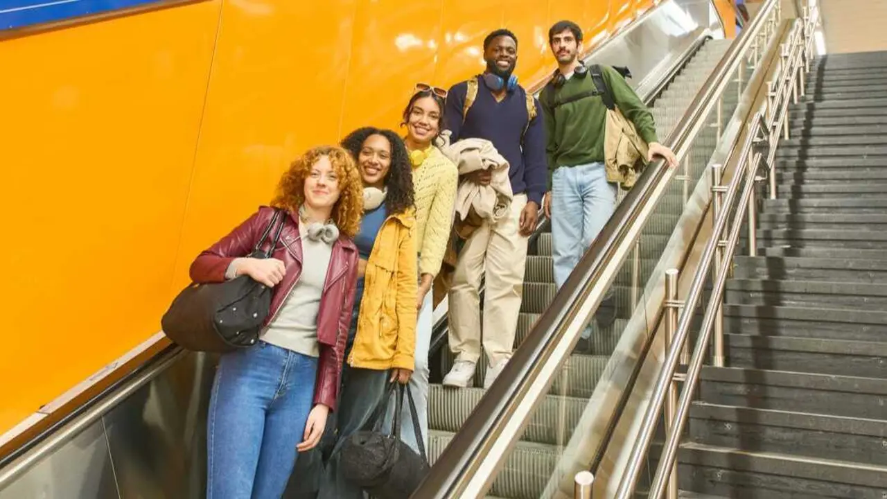 Grupo de estudiantes en las escaleras del metro. Imagen de archivo.