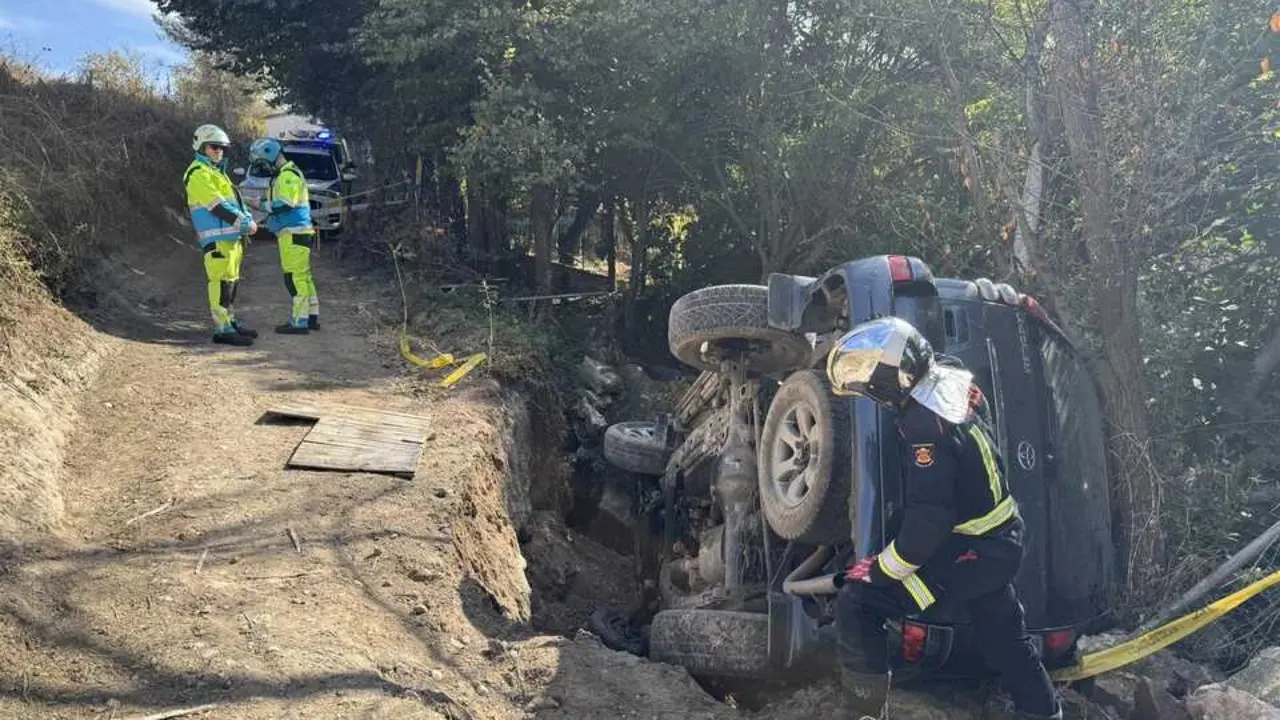 Turismo volcado en un camino de Arganda del Rey. Imagen de Emergencias de la CAM.