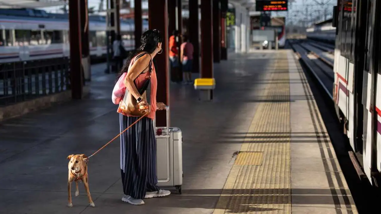 Viajeros en la Estaci&oacute;n de Cercan&iacute;as de Chamart&iacute;n. Imagen de EP.
