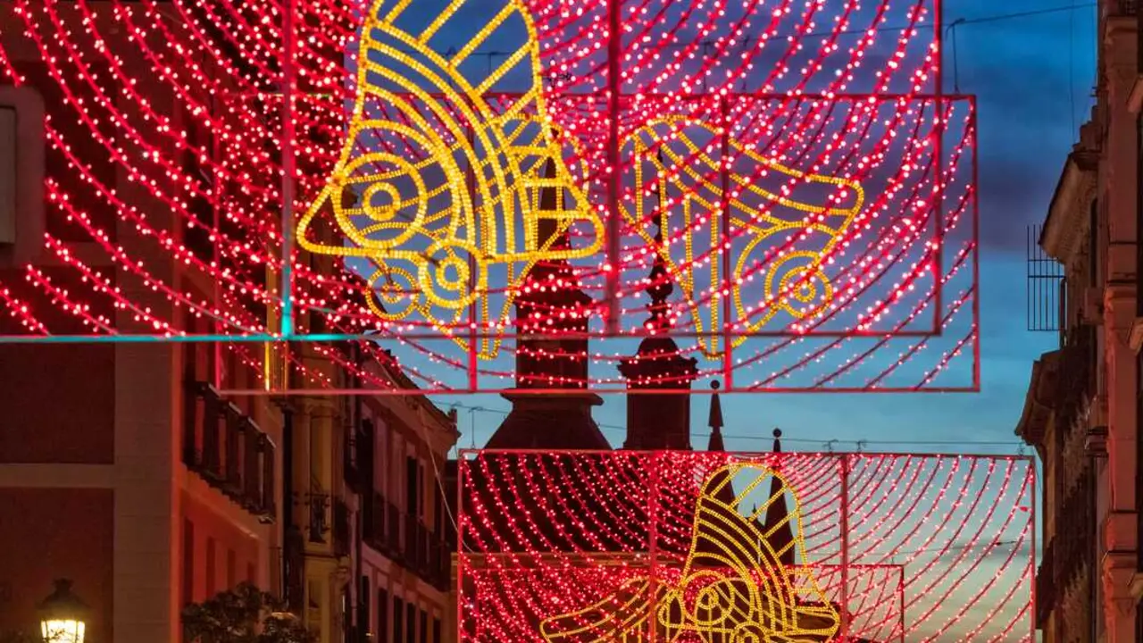 Calle Mayor iluminada con luces de Navidad. &Aacute;lvaro L&oacute;pez del Cerro &copy; Madrid Destino.