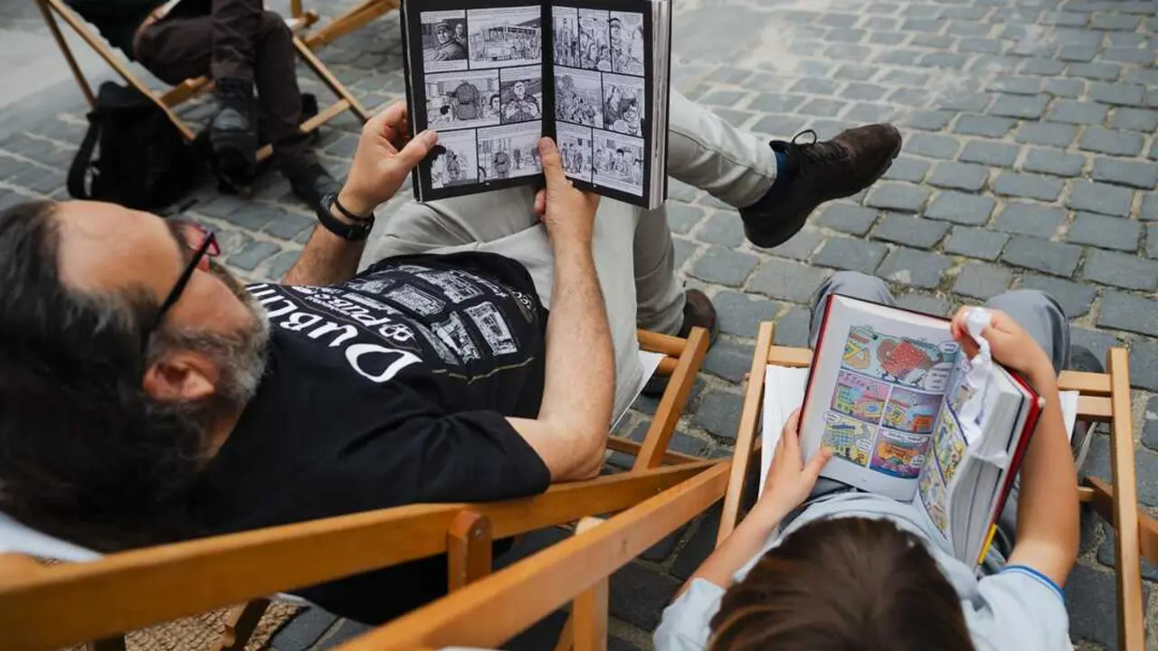 Dos personas leen en la Plaza del Conde Barajas, a 25 de abril de 2025, en Madrid (Espa&ntilde;a). Imagen de EP.