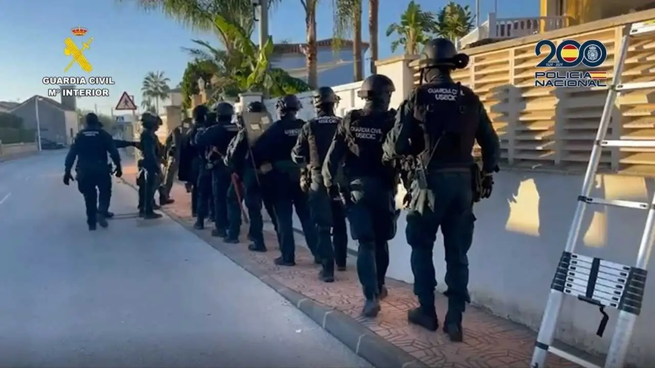 Agentes de la Guardia Civil y la Polic&iacute;a Nacional han desarticulado una organizaci&oacute;n criminal dedicada a la explotaci&oacute;n sexual en las localidades alicantinas de Denia y Els Poblets, deteniendo a siete personas y liberando a once mujeres cautivas. Imagen de la Polic&iacute;a Nacional.