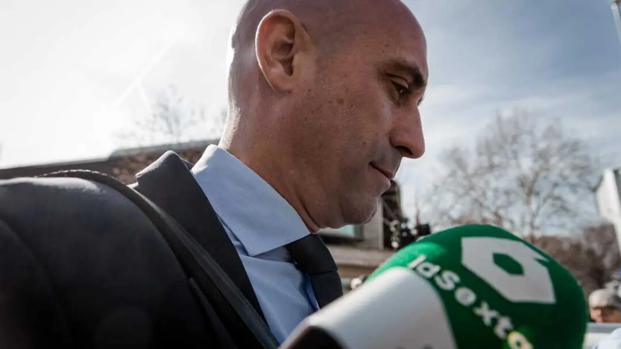 El expresidente de la Real Federaci&oacute;n Espa&ntilde;ola de F&uacute;tbol (RFEF) Luis Rubiales sale de una nueva jornada del juicio contra Rubiales, en la Audiencia Nacional de San Fernando de Henares, a 13 de febrero de 2025, en San Fernando de Henares, Madrid. Imagen de EP.