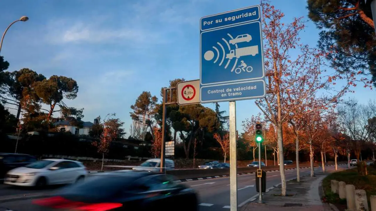 arios coches pasan junto a una se&ntilde;al de radar de tramo, en la calle Sinesio Delgado, a 27 de diciembre de 2023, en Madrid (Espa&ntilde;a). EP.