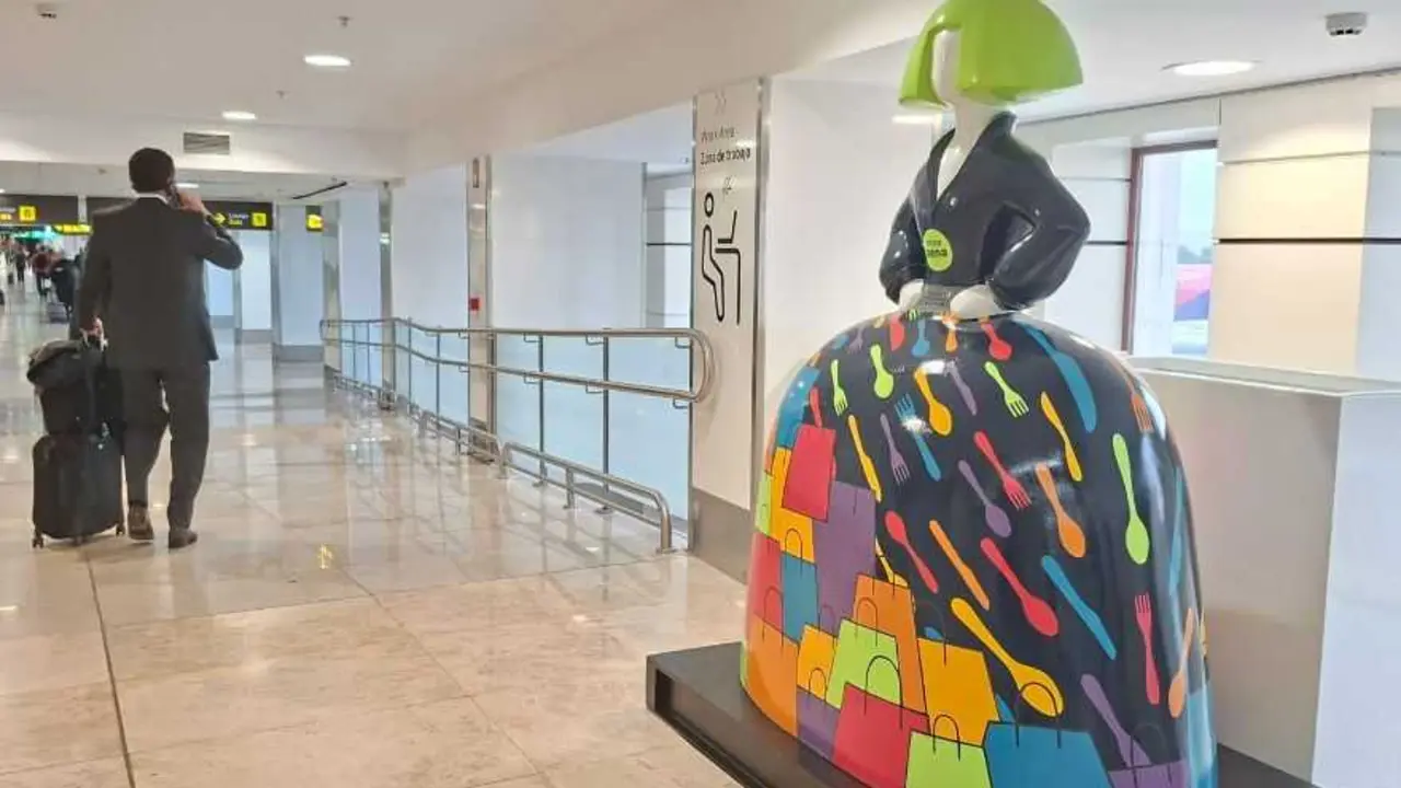 Una de las Meninas del aeropuerto. Imagen cedida por AENA.