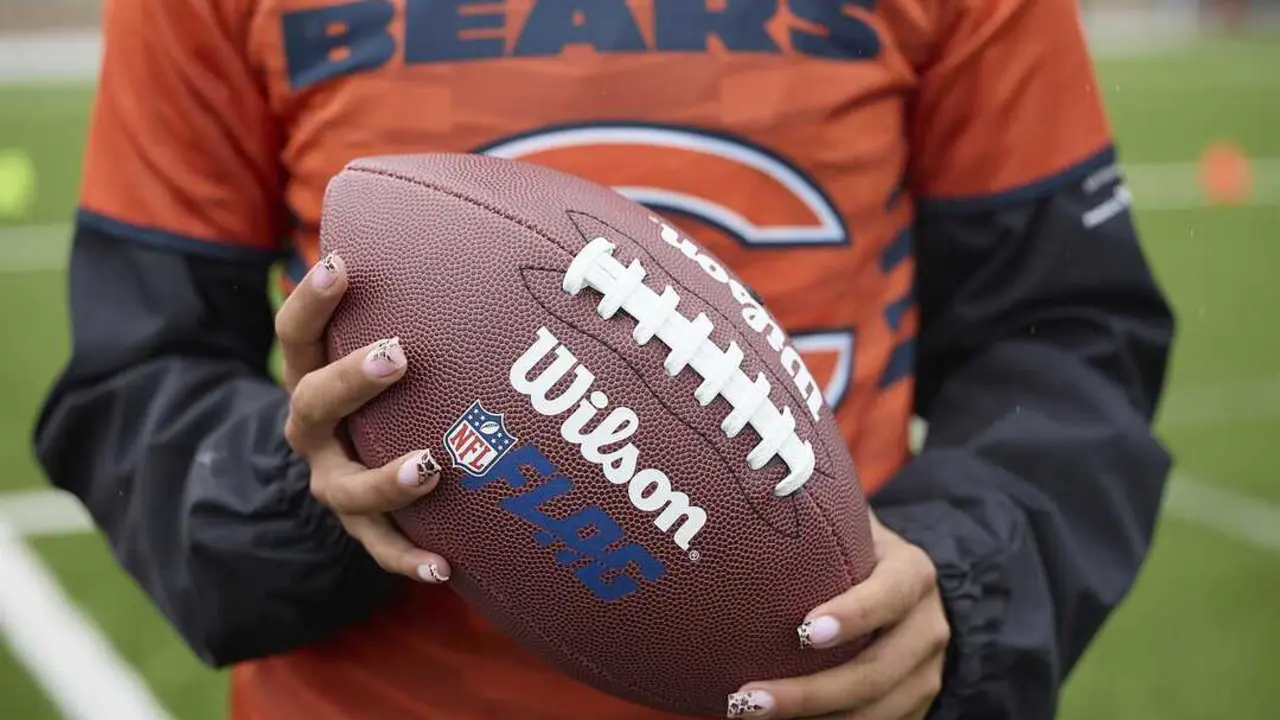 Imagen de un bal&oacute;n de flag football durante un cl&iacute;nic de los Chicago Bears.
