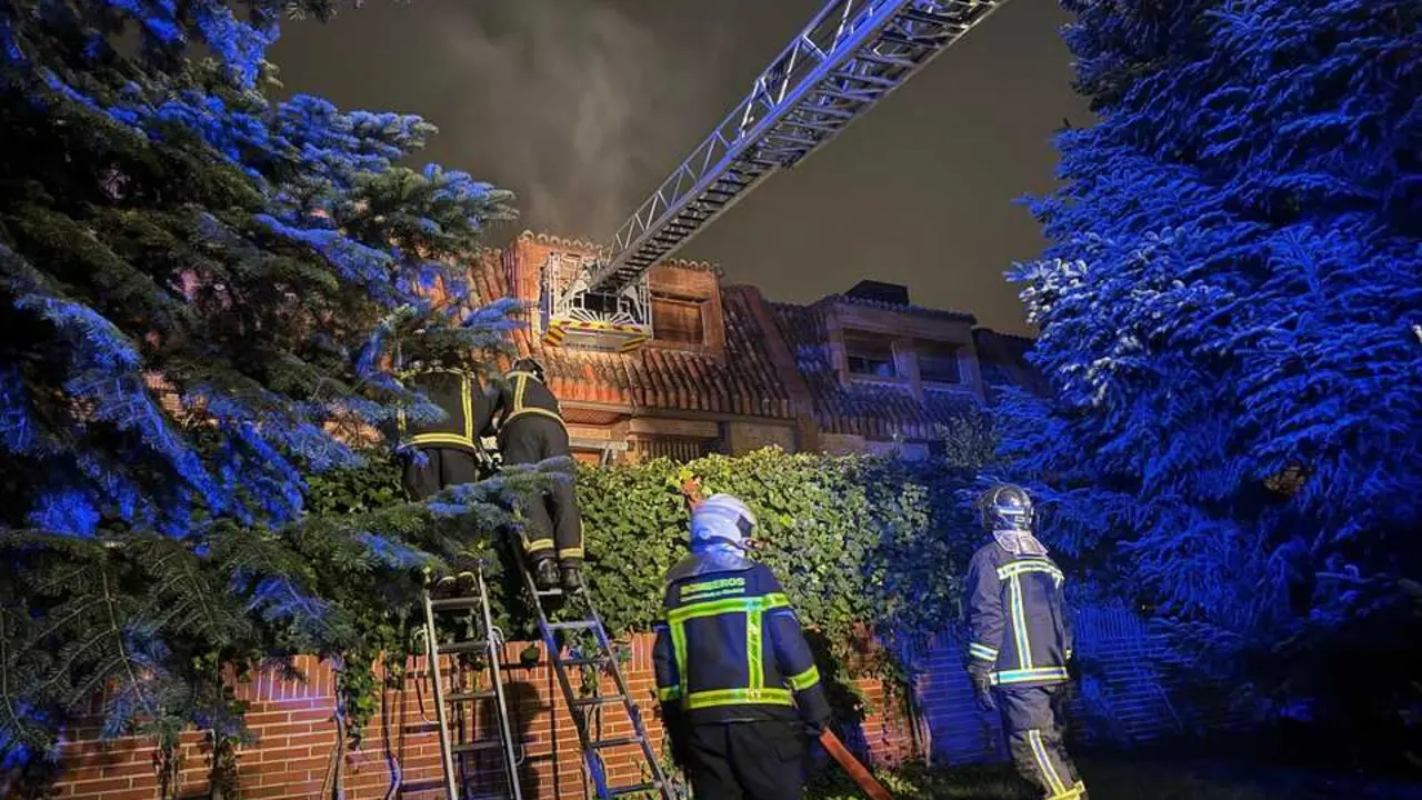 Bomberos de la Comunidad de Madrid acceden a una vivienda incendiada en Las Rozas. Imagen del 112.