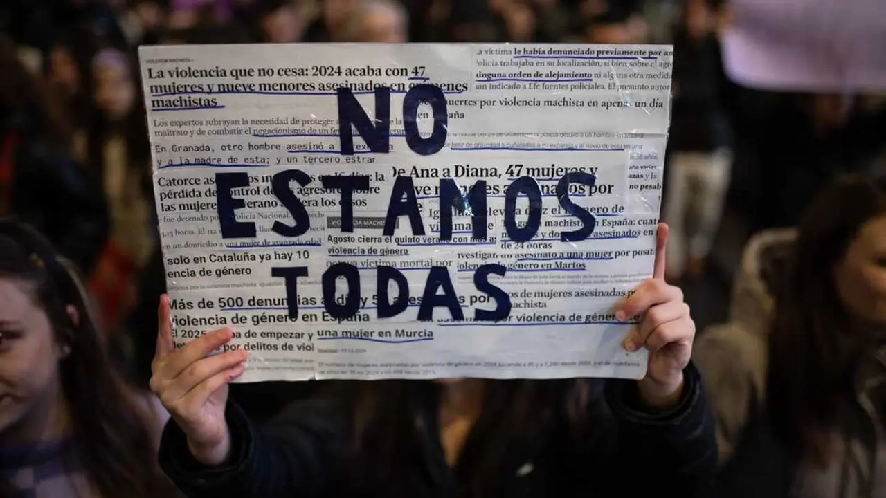 Una pancarta durante la manifestaci&oacute;n organizada por el Movimiento Feminista de Madrid por el 8M, a 8 de marzo de 2025, en Madrid (Espa&ntilde;a). EP.