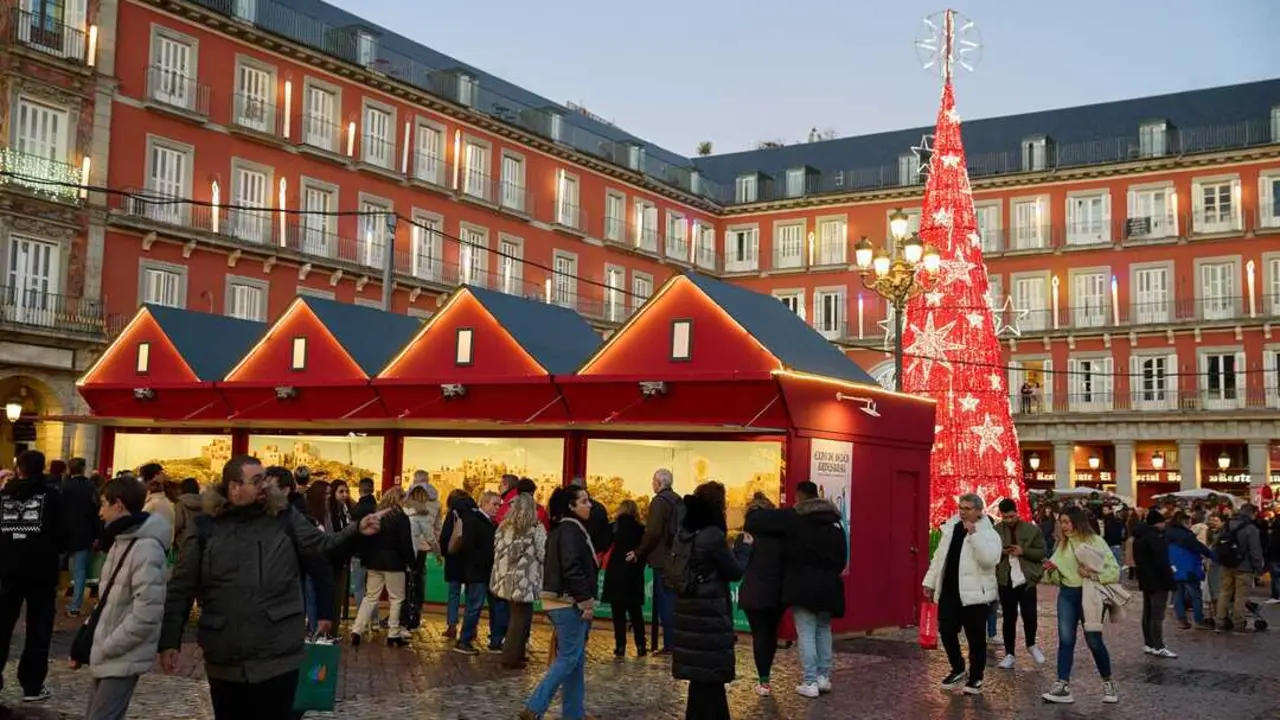 Varias personas en el mercadillo navide&ntilde;o de la Plaza Mayor, a 19 de diciembre de 2024, en Madrid (Espa&ntilde;a). Imagen de EP.
