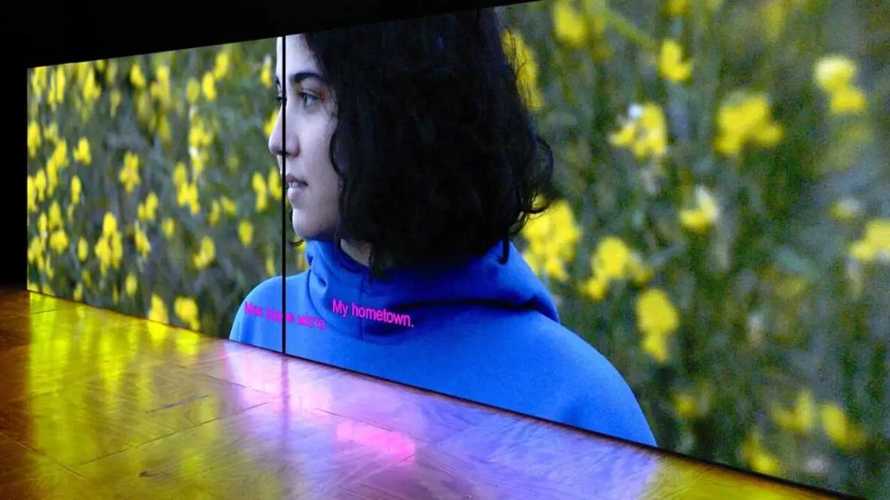 Instalaci&oacute;n audiovisual 'Hometown' del colectivo Metahaven. Imagen del Ayuntamiento de Madrid.
