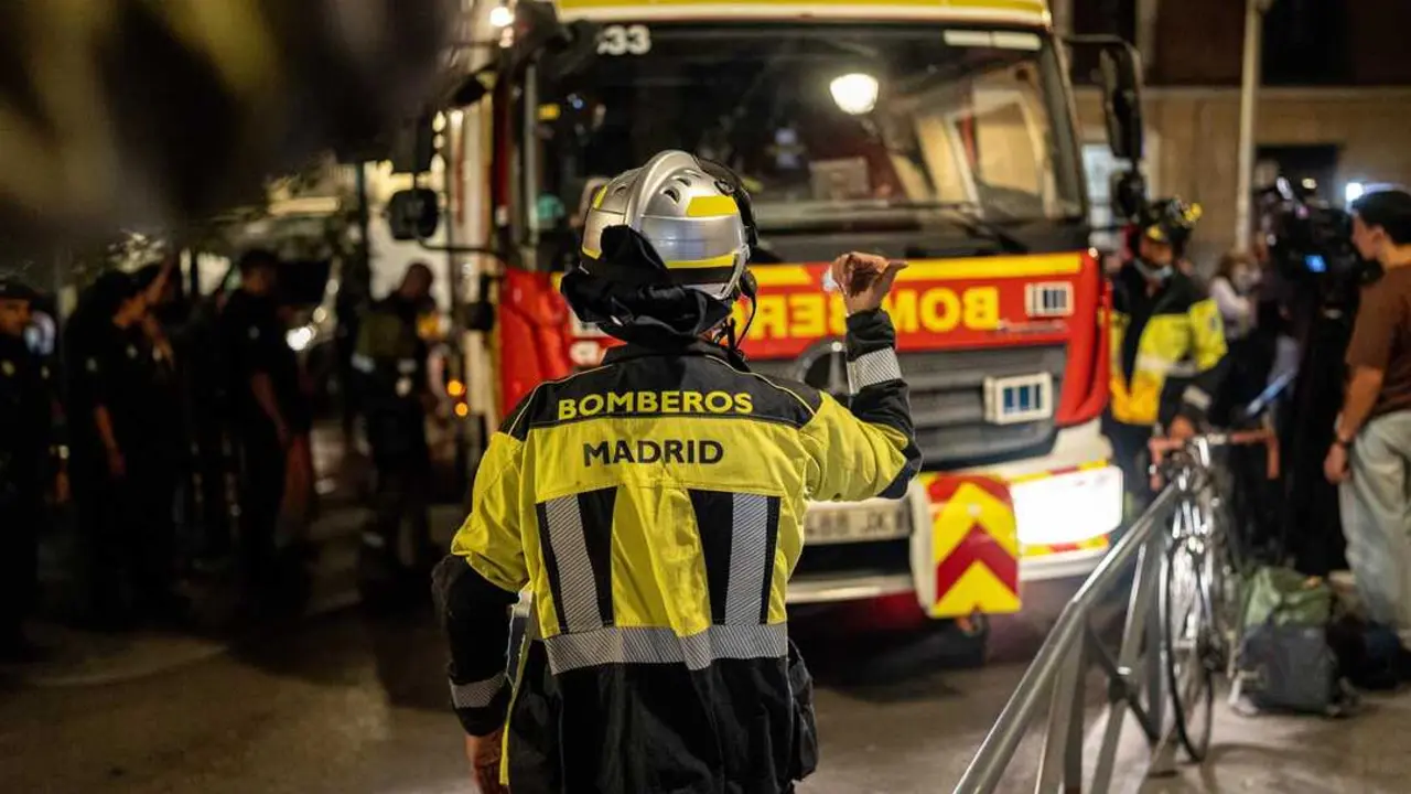 - Varios bomberos de Madrid trabajan en las inmediaciones donde se ha derrumbado un edificio en obras, en la zona de &Oacute;pera, a 7 de octubre de 2025, en Madrid (Espa&ntilde;a). Imagen de EP.