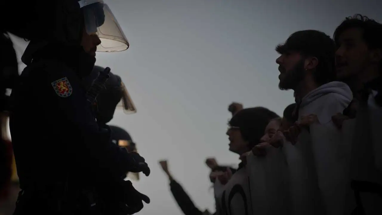 Varias personas frente a agentes de la polic&iacute;a durante una protesta en el marco de la Huelga General Universitaria, frente a la Consejer&iacute;a de Educaci&oacute;n, a 26 de noviembre de 2025, en Madrid (Espa&ntilde;a). Esta es la primera concentraci&oacute;n frente a la Consejer&iacute;a. Imagen de EP.