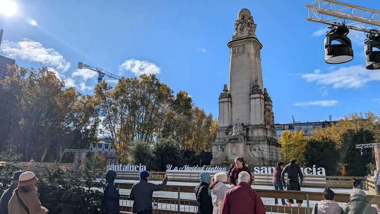 IMG-PISTA HIELO PLAZA ESPA&Ntilde;A (5)