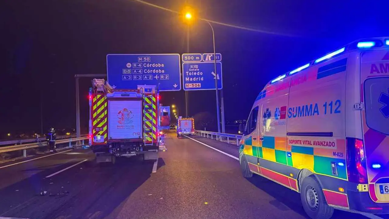 Summa 112 y Bomberos de la Comunidad de Madrid tras el accidente entre un coche y un cami&oacute;n en la M-50. Imagen de EP.