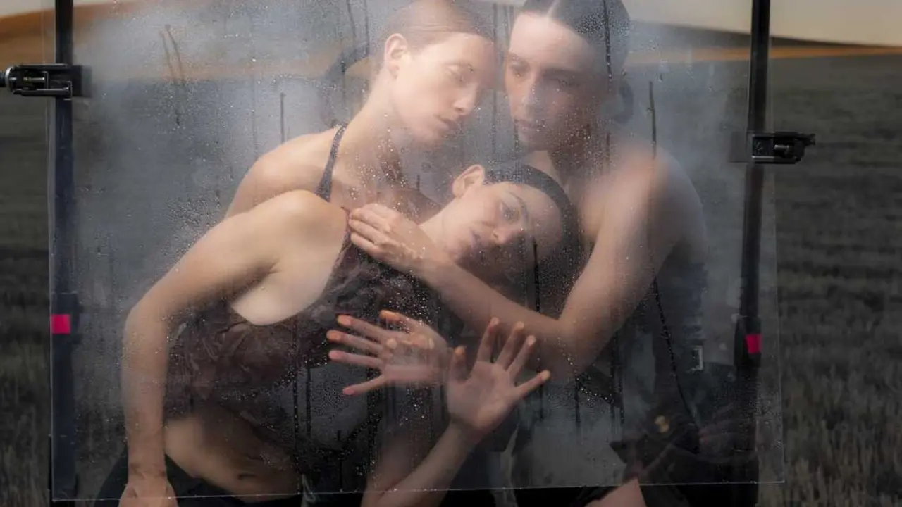 Luc&iacute;a Montes y Mado Dellery, con su creaci&oacute;n &lsquo;IM/PASIBLES&rsquo;. Imagen de Roc&iacute;o Aguirre.