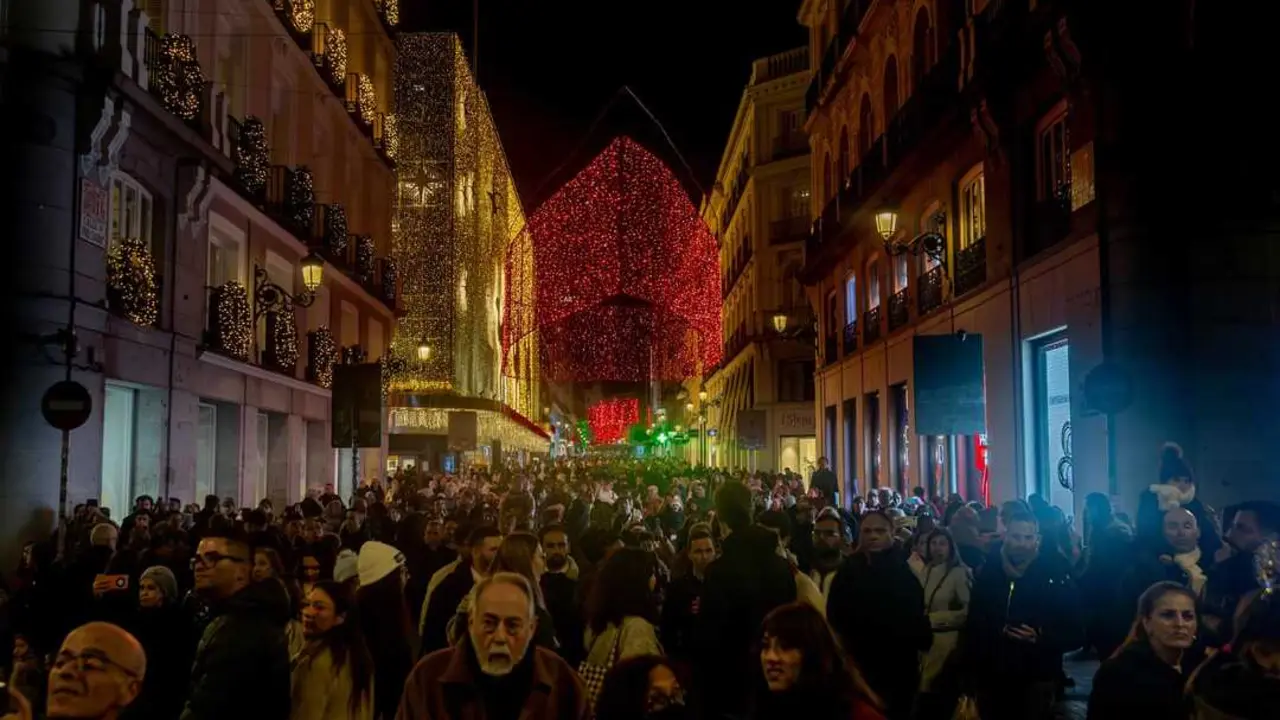 Luces de navidad, a 3 de diciembre de 2025, en Madrid (Espa&ntilde;a).