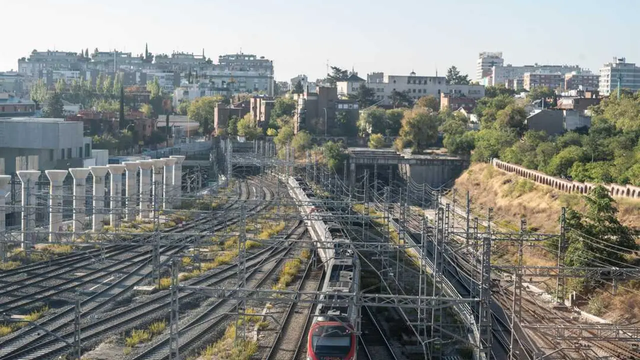 Un tren llegando a Chamart&iacute;n.